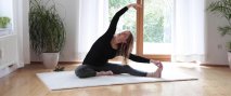 Üben Sie gemeinsam Luna Yoga mit Anna Gabriele Müller von zu Hause aus.