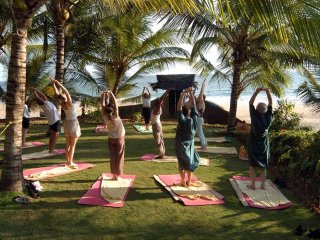 Üben Sie im Manaltheeram gemeinsam in der Gruppe mit Blick auf das Meer Yoga