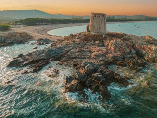 Genießen Sie den Sonnenuntergang am Strand Siziliens