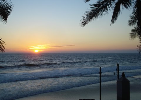 Rotleuchtende Sonnenuntergänge über dem Meer