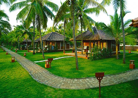 Die Bungalows des Nattika Beach Resort befinden sich inmitten eines tropischen Gartens