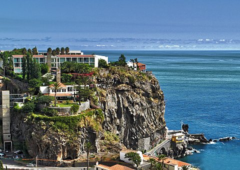 Hoch oben auf einem Felsvorsprung in Ponta do Sol an der Küste Madeiras finden Sie das 4 Sterne Design Hotel Estalagem