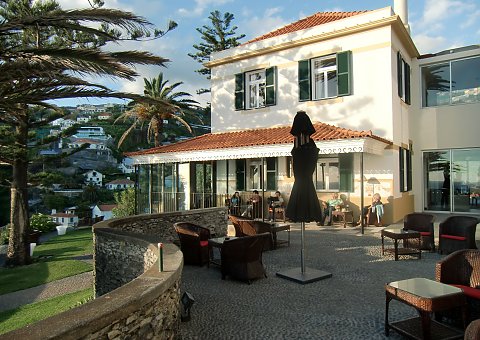 Das Design Hotel Estalagem auf Madeira bietet Ihnen alle Annehmlichkeiten eines 4 Sterne Hotels im Yoga Urlaub