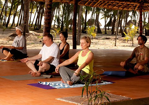 Üben Sie gemeinsam in der Gruppe Yoga im Nattika Beach Resort