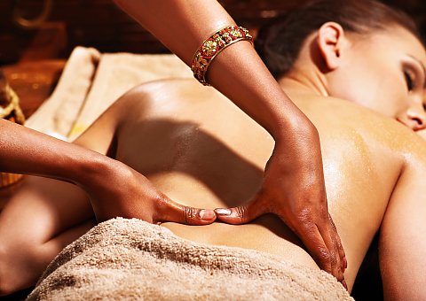 Bei einer entspannenden ayurvedischen Massage loslassen