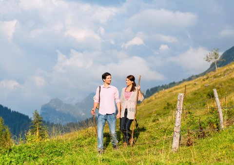 Gemeinsames Wandern in den Bergen