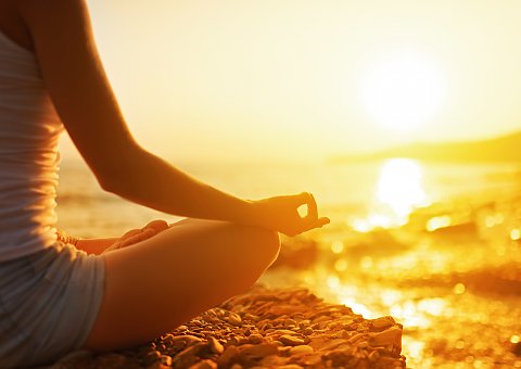 Mit Meditation beim Sonnenuntergang entspannen