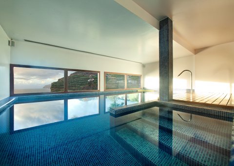 Im Winter können Sie im Indoor-Pool mit einer wunderschönen Aussicht auf das Meer schwimmen