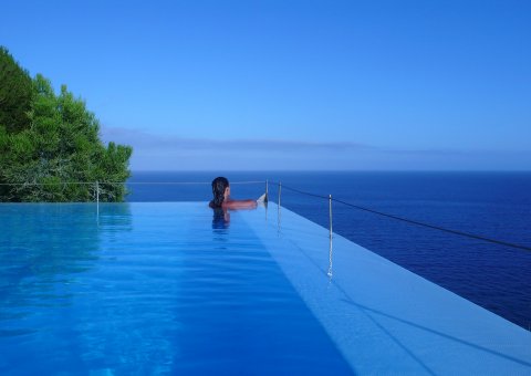 Im Pool des Hotels Estalagem kann man mit Blick auf den weiten Ozean wunderbar entspannen