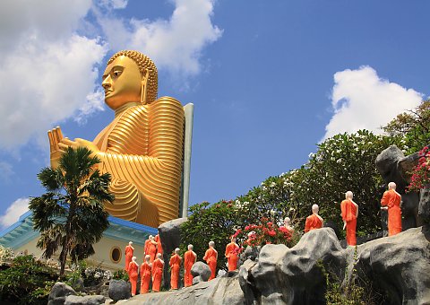 Mönchsstatuen auf dem Weg zu Buddha