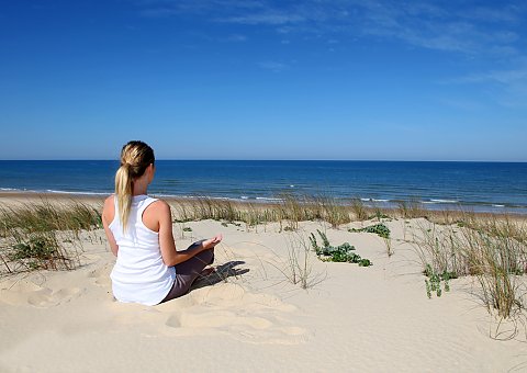 Bei einer Meditation in den Dünen ganz bei sich sein