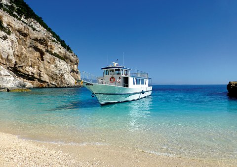 Ein Bootsausflug im kristallklaren türkis-blauem Meer auf Sardinien