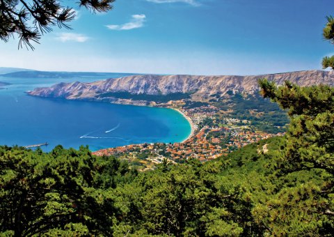 Blick auf Stadt und Bucht von Baska