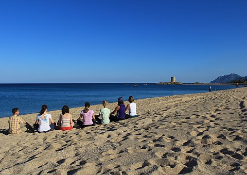 Während der Yoga-Woche im Hotel Galanias findet die Yoga-Stunde auch mal am Strand statt