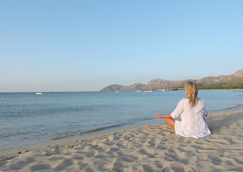 Meditation am Strand mit traumhafter Kulisse