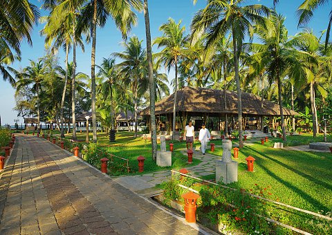 Das Sitaram Beach Retreat liegt in einem tropischen Garten direkt am Arabischen Meer