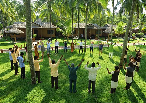 Yoga unterstützt die Ayurveda-Kur im Sitaram Beach Retreat in Indien