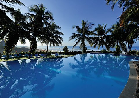 Vom Pool des Manaltheeram Ayurveda Resort blicken Sie direkt aufs Meer