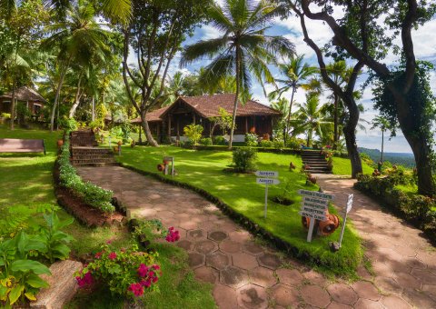 Im Somatheeram Ayurveda Resort empfängt Sie zu Ihrer Kur ein schön angelegter Garten mit Blick aufs Meer