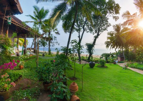 Genießen Sie die Sonne im Garten vor oder nach Ihrer traditionellen Ölmassage im Somatheeram Ayurveda Resort in Kerala