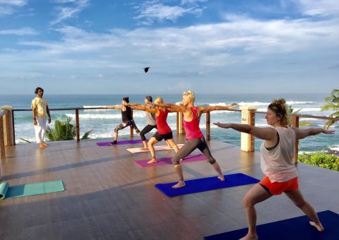 Beim Yoga auf der Dachterrasse des Sithnara Ayurveda Resorts auf Sri Lanka gewinnen Sie neue Kraft für den Alltag