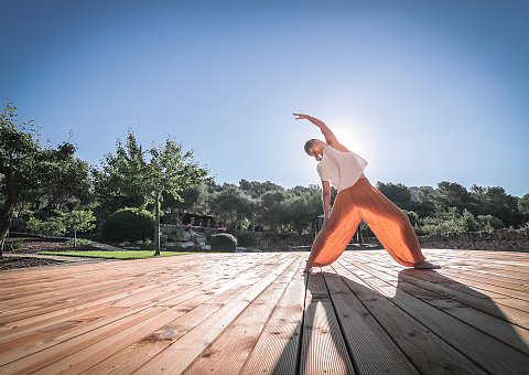 Gibt es einen schöneren Ort als unsere Finca auf Mallorca, um unter freiem Himmel Yoga zu machen