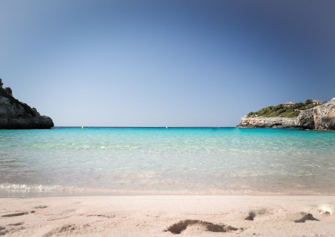 Die Bucht Cala Anguila auf Mallorca ist bekannt für ihren schönen weißen Sandstrand