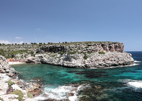 Von der Küste aus haben Sie einen wunderbaren Blick in die Bucht Cala Anguila