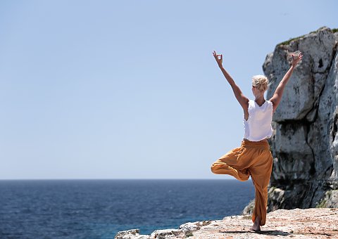 Begrüßen Sie die Sonne mit Yoga in der Bucht Cola Botà nahe der Finca Son Mola Vell