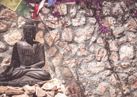 Der Buddha beobachtet gelassen das Kommen und gehen auf der Finca Son Mola Vell auf Mallorca