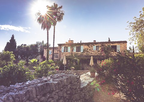 Die Sonne taucht die Finca Son Mola Vell auf Mallorca in ein strahlendes Licht