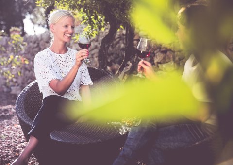 Genießen Sie die angenehmen Temperaturen bei einem Glas Wein im gemütlichen Garten der Finca Son Mola Vell