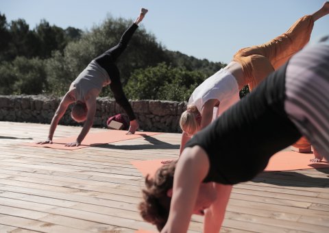 Aktivierende Yogastunden erleben Sie auf der Yogaplattform der Finca Son Mola Vell 