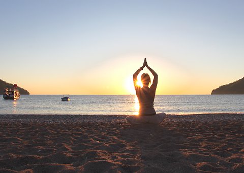 Genießen Sie achtsame Meditationen zum Sonnenaufgang am Strand der Lykischen Küste