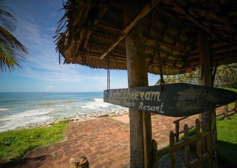 Das Kadaltheeram Ayurvedic Beach Resort liegt direkt am Strand