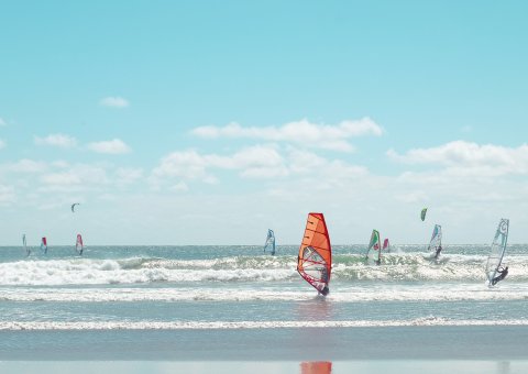 Lassen Sie sich vom Wind über die Wellen tragen