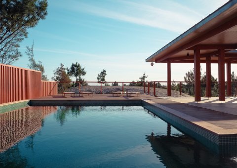 Genießen Sie den Sonnenschein und die Aussicht auf der Terrasse des Pools