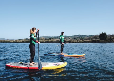 Stand Up Paddling ist ideal um die Küste vom Wasser aus kennenzulernen und sportlich aktiv zu werden