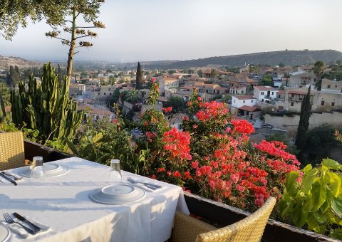 Von der taverne aus bieten sich Ihnen wunderschöne Ausblicke auf das urige Dorf