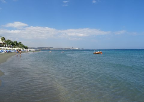 Lassen Sie den Tag ruhig angehen und verbringen Sie den Tag im schattigen Garten am Governor's Beach