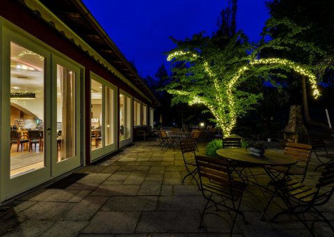 Lassen Sie den Abend in der gemütlichen Lounge mit Blick auf die Terrasse ausklingen!