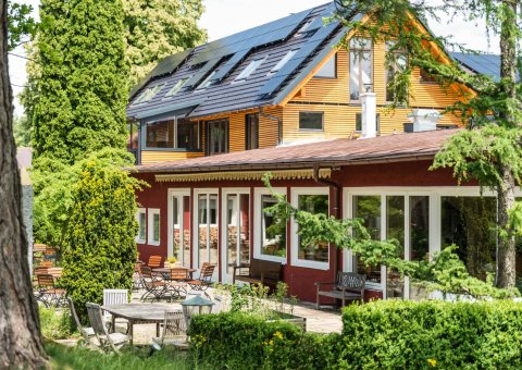 Vom Restaurant aus haben Sie einen herrlichen Blick in den Garten