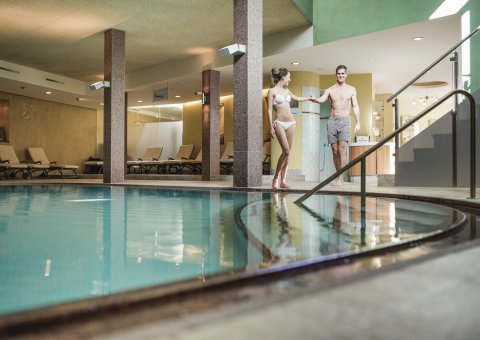 Wie wäre es mit einer Erfrischung im Pool des Hotels Vier Jahreszeiten?