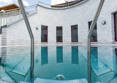 Erholen SIe sich auch in der Außenanlage des Wellnessbereichs des Hotels Vier Jahreszeiten in Tirol 