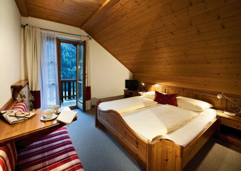 Die Zimmer des Hotel Gasthof Saalerwirt sind mit viel Holz gemütlich eingerichtet