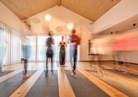 Üben Sie Yoga im lichtdurchfluteten Yogaraum des Hotel Gasthof Saalerwirt in Südtirol 