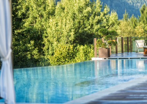 Erfrischen Sie sich im Pool und betrachten Sie das Panorama der Berge in Südtirol 