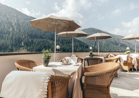 Von der Terrasse des Hotel Engels haben Sie einen wunderschönen Blick auf die Berge Südtriols