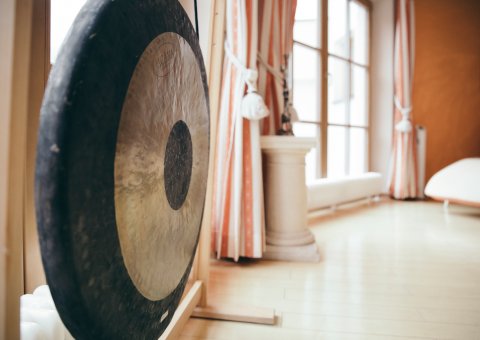 Üben Sie im lichtdurchfluteten Yogaraum Yoga im Hotel Engel in Südtriol 