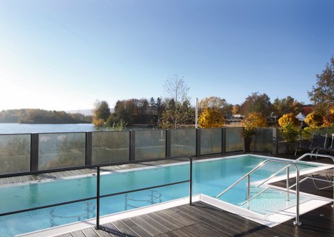 Genießen Sie ein erfrischendes Bad im Outdoor-Pool